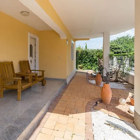 Διαμέρισμα Dino In Mit Grosser Terrasse Kaldanija